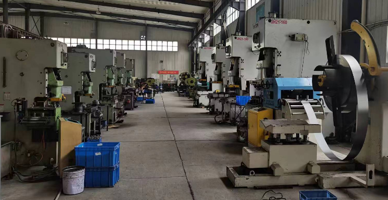 機(jī)械沖壓機(jī)14臺(tái)，氣動(dòng)沖壓機(jī)22臺(tái)